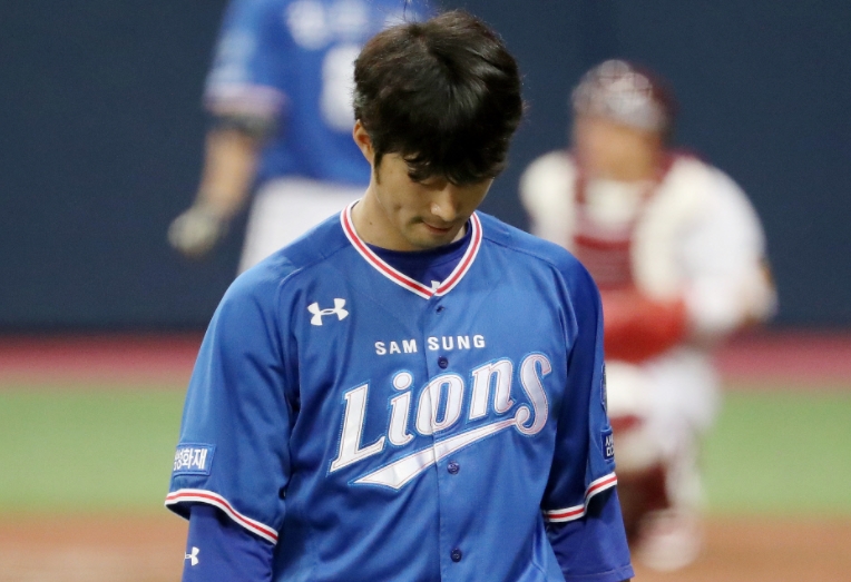 3일 오후 서울 고척스카이돔에서 열린 ‘2021 신한은행 SOL KBO 리그’ 키움히어로즈와 삼성라이온즈의 개막 경기에서 6회초 무사 1루 이학주의 좌측 외야 펜스를 맞고 이용규가 잡은 안타 때 플라이아웃으로 판단한 이학주가 아웃 판정을 받자 아쉬워하고 있다.