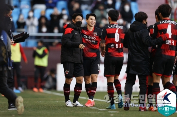 포항 임상협이 선제골을 작성하고 동료들과 기뻐하고 있다. 사진=프로축구연맹 제공