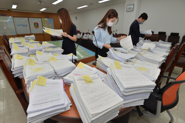 11.15포항지진 피해구제신청 마감일인 8월 31일 오전 경북 포항시청 피해접수센터에 피해자들의 신청서류 쌓여있다.