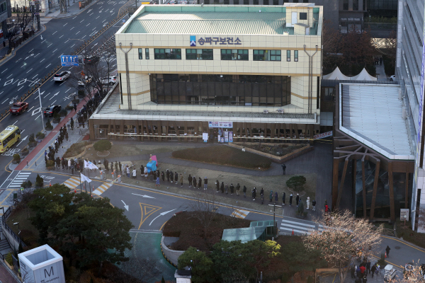 13일 오전 서울 송파구보건소에 마련된 코로나19 선별진료소에서 시민들이 줄을 서서 검사를 기다리고 있다. 뉴스1