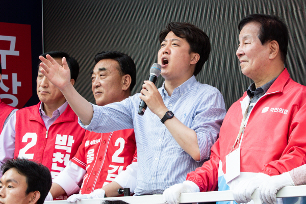 이준석 국민의힘 대표가 22일 울산 북구 명촌사거리에서 시민들에게 지지를 호소하고 있다. 뉴스1