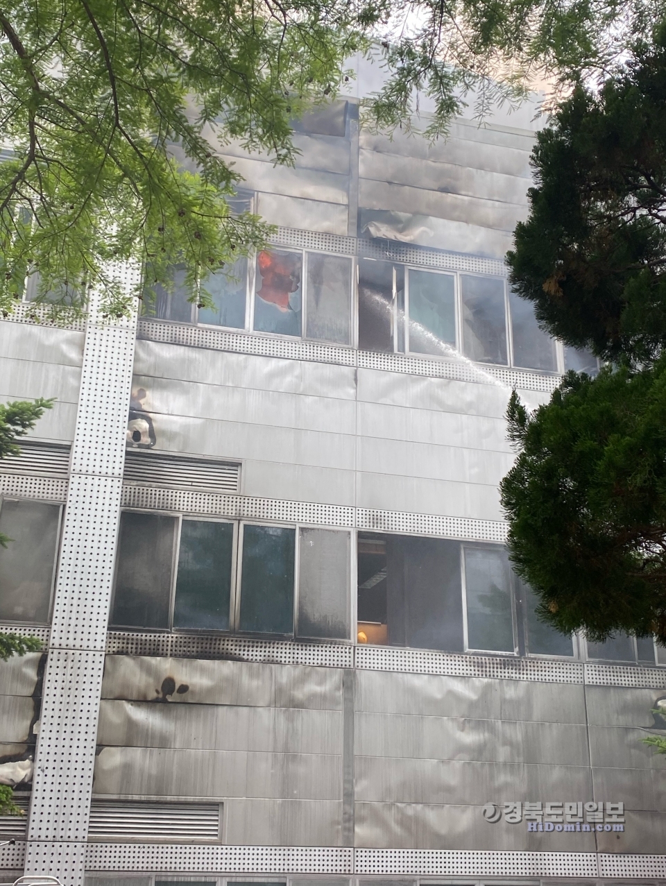 소방당국이 8일 포스텍에서 발생한 화재를 진화 중에 있다. 포항남부소방서 제공.