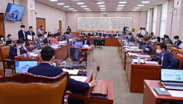 18일 서울 여의도 국회에서 헌법재판소 및 대법원 소관 업무보고 관련 법제사법위원회 전체회의가 열리고 있다. (공동취재)