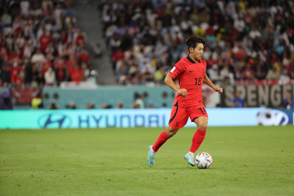 24일 오후(현지시간) 카타르 알라이얀 에듀케이션 시티 스타디움에서 열린 2022 카타르 월드컵 조별리그 H조 1차전 대한민국과 우루과이의 경기에서 후반 교체 투입된 이강인이 드리블을 하고 있다.