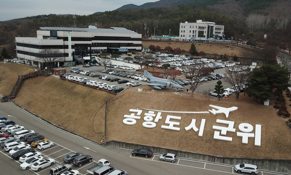 국회 행정안전위원회 법안심사제1소위원회가 28일 회의를 열고 '경북도와 대구시 간 담당구역 변경에 대한 법률안(군위군 대구 편입법)'을 만장일치로 통과시켰다. 사진은 이날 오후 경북 군위군청 전경.뉴스1