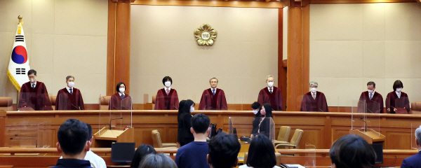 유남석 헌법재판소장과 재판관들이 23일 서울 종로구 헌법재판소에서 열린 '검수완박(검찰 수사권 완전 박탈)' 법안에 대한 권한쟁의심판 선고를 위해 대심판정에 자리해 있다. (공동취재)