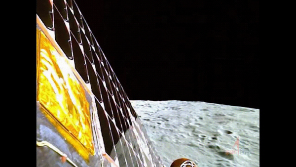 A superfície lunar vista pela Organização Indiana de Pesquisa Espacial (ISRO) do Chandrayaan-3, um veículo lunar não tripulado.  Captura ISRO X