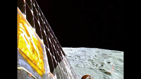 A superfície lunar vista pela Organização Indiana de Pesquisa Espacial (ISRO) do Chandrayaan-3, um veículo lunar não tripulado. Captura ISRO X