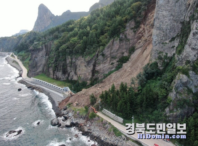 24일 오전 경북 울릉군 북면 현포리 일주도로 구간에서 산사태가 발생해 도로가 전면 통제되고 있다. 울릉군은 중장비를 투입 복구에 나서고 있지만 토사량이 많아 복구까지는 시간이 걸릴 전망이라고 밝혔다.