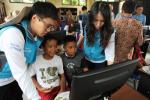 인도네시아 칠레곤시 주민센터에 마련된 멀티미디어실에서 포스코건설 대학생봉사단원들이 현지 아이들에게 컨텐츠를 설명하고 있다.