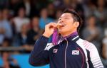 2012런던올림픽 남자 유도 -81kg급에서 우승한 김재범이 지난달 31일 오후(현지시각) 런던 엑셀에서 열린 시상식에서 금메달을 들고 환호하고 있다.