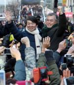 민주통합당 문재인 대선후보와 안철수 전 후보가 9일 경기도 군포시 산본역 앞에서 열린 집중유세에서 포옹하고 있다. 연합
