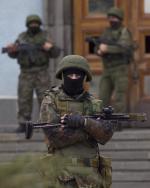 우크라이나에 정체불명 무장세력정체불명의 무장세력이 2일(현지시간) 우크라이나 크림자치공화국 수도 심페로폴에 나타나 자치공화국 정부 건물 입구를 지키고 있다. 러시아군이 흑해 연안의 전략요충지 크림반도에 무협입성한 지 하루만인 이날 수백명의 러시아 군인들이 심페로폴을 향해 이동했다. 연합