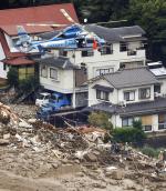 산사태가 일어난 일본 히로시마 사고 현장에서 20일(현지시간) 생존자가 헬기에 의해 구조되고 있다. 전날부터 내린 국지적 폭우로 산사태가 발생, 토사가 주택가를 덮치면서 8명이 사망하고 13명이 실종된 것으로 알려졌다. 연합
