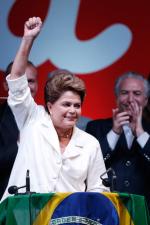 26일(현지시간) 실시된 브라질 대선 결선투표에서 승리, 재선에 성공한 지우마 호세프 대통령이 브라질리아에서 기자회견을 하던 중 주먹 쥔 손을 들어보이고 있다. 연합