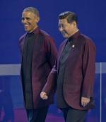 시진핑 중국 국가주석(오른쪽)이 10일(현지시간) 베이징 올림픽 주경기장 내 수영경기장 `수이리팡’(水立方)에서 베푼 아시아태평양경제협력체(APEC) 정상회의 환영 만찬장에서 버락 오바마 미국 대통령과 함께 걸어가고 있다. 연합