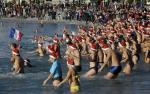 프랑스 니스 인근 지중해 해변에서 7일(현지시간) 산타클로스 모자를 쓴 사람들이 바닷물로 뛰어들고 있다. 이 행사는 크리스마스를 앞두고 매년 이곳에서 열리고 있다. 연합