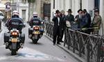 프랑스 정부가 이슬람 극단주의자들의 테러를 막기 위해 군·경 1만5000명을 동원키로 한 가운데 12일(현지시간) 파리 기동경찰이 유대인 지구의 뤼파베 유대교 회당 앞을 지나며 순찰활동을 펴고 있다. 연합