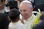 스리랑카를 방문 중인 프란치스코 교황이 13일(현지시간) 종교간 회합을 갖기 위해 콜롬보에 도착, 한 어린이로부터 환영 화환을 받으며 웃음짓고 있다. 연합