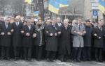페트로 포로셴코 우크라이나 대통령(가운데)이 22일(현지시간) 정권교체 혁명 1주년을 맞아 수도 키예프 중심가에서 외국 축하 인사들과 함께 기념행진을 하고 있다. 연합