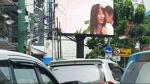 1일 오후 인도네시아 수도 자카르타의 옥외 광고판에서 포르노 영상이 나오고 있다. =유튜브 영상 캡처