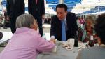 김석기 의원이 노인들로부터 민심을 청취하고 있다.