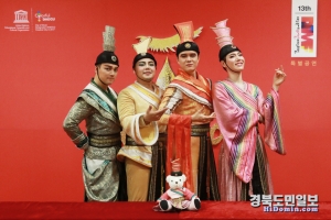 DIMF 제작 뮤지컬 ‘투란도트’ 출연 당시 신인선.(오른쪽에 두번째)