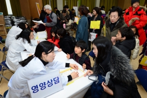 9일 오전 서울 서초구청에서 열린 2017년 취학아동 무료 건강검진에서 학부모와 어린이들이 영양상담을 받고 있다. 서초구는 예비 초등학생 150여명을 대상으로 치과, 안과, 이비인후과, 소아청소년과, 소아정신과 등 6개 분야로 아동들의 건강 상태를 체크한다. 2017.2.9/뉴스1