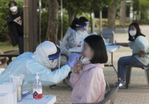 11일 오전 울산 남구 강남초등학교에 설치된 신종 코로나바이러스 감염증(코로나19) 이동형 PCR 검사소에서 학생들이 검사를 받고 있다. 2021.5.11/뉴스1