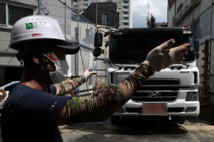 폭염이 이어진 15일 오후 서울 송파구의 한 건설 현장에서 공사 관계자가 마스크를 착용한 채 근무하고 있다. 뉴스1
