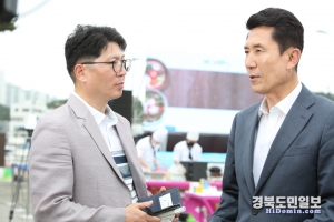 이강덕(오른쪽) 포항시장이 경북도민일보 모용복 부국장과 인터뷰를 하고 있는 모습..
