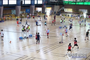 포항 만인당에서 열린 셔틀콕 대회에는 400여명의 선수들이 참가해 경기장이 열기로 가득했다.