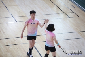 혼합복식에서 화이팅하는 남녀선수들.