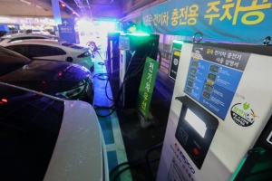 서울의 한 전기차 급속충전소에서 전기차량들이 충전을 하고 있다. 뉴스1