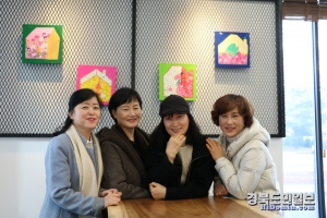 지난해 9월 6일 태풍 힌남노로 포스코 포항제철소의 전공장이 가동 중단되는 사상 초유의 사태에서 남편과 직원들에게 먹거리를 전달한 포항제철소 4연주공장 직원들 아내인 김미경 이춘희 김화자 한혜점씨(왼쪽부터). 이들은 올해 2월 21일 함께 모여 당시 태풍 때의 일을 이야기했다.