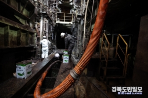 지난해 9월 6일 태풍 힌남노로 포스코 포항제철소의 전공장이 가동 중단된 가운데 직원들이 2후판공장 지하에서 설비에 묻은 진흙과 뻘을 제거하는 힘겨운 복구 작업을 하고 있다.