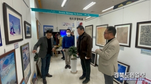 일본 고베대학교 기무라 교수와 마이사와 타츠야 연구원 등 독도 학술 연구진이 지난 4일 대한민국 독도연대회의 결성과 학술적 연구 등을 위해 사단법인 독도사랑회 독도홍보관을 방문해 독도에 대한 설명을 경청하고 있다. 사진=독도사랑회 제공