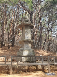 보경사 뒤쪽 산 중턱에 서 있는 원진국사 승탑. 탑 층수의 합이 아홉이다.