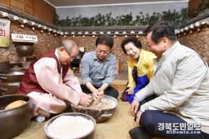 경북도가 위스키보다 오랜 역사와 품질 면에서도 뒤지지 않는 안동소주를 세계적인 브랜드로 육성하기 위해 행정력을 쏟고 있다. 이철우 경북지사는 지난달 스코틀랜드를 방문해 스카치위스키협회 관계자를 만나 위스키 제조업체와 증류장비 제조회사를 살펴본 후 스카치위스키의 세계화 전략을 지역 전통주에 도입하게 위해 발 빠르게 움직이고 있다. 이 지사가 지난 11일 안동에 소재한 민속주 안동소주(대표 김연박)를 찾아 안동소주 제조과정을 체험하고 있다. 오른쪽은 권기창 안동시장.