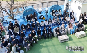 제주시 조천읍 걸어가는 늑대들에서 열린 칠곡할매글꼴 특별 기획전 개막식 전경.