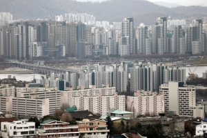 서울 아파트 월간 거래량이 지난달 2000건을 넘어섰다.15일 서울부동산정보광장에 따르면 지난 14일 기준 2월 서울 아파트 거래량은 2073건이다. 거래량이 2000건을 넘은 건 지난 2021년10월 2198건 이후 처음이다. 16개월 만에 최고치로, 지난 1월 거래량 1420건 대비로는 45.9% 늘었다. 사진은 이날 서울시내 아파트 단지 모습. 2023.3.15/뉴스1