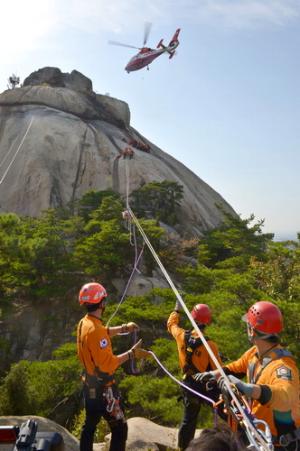 경북소방본부 구조대원들이 산행 중 조난을 당한 등산객을 구조하고 있다. 사진=경북소방본부 제공