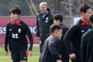 위르겐 클린스만 대한민국 축구 국가대표팀 감독이 27일 오후 경기도 파주 축구국가대표트레이닝센터(NFC)에서 우루과이전을 앞두고 훈련을 지도하고 있다. 2023.3.27/뉴스1