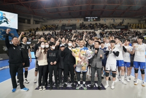 21일 충남 천안 유관순체육관에서 열린 남자 프로배구 도드람 V리그 2022-2023시즌 현대캐피탈과 우리카드의 경기에서 양팀 선수들이 여오현 현대캐피탈 플레잉코치의 600경기 출장 기록 달성을 축하하고 있다.(현대캐피탈 배구단 제공) 2023.2.21/뉴스1‘