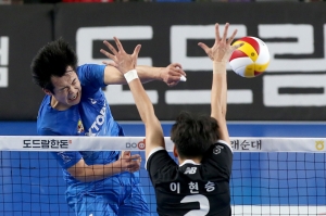 24일 오후 충남 천안 유관순체육관에서 열린 프로배구 ‘도드람 2022-23 V리그’ 남자부 플레이오프 1차전 한국전력과 현대캐피탈의 경기에서 한국전력 서재덕이 스파이크를 시도하고 있다. (한국전력배구단 제공) 2023.3.24/뉴스1