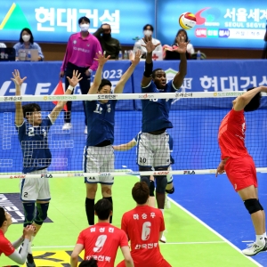 26일 수원실내체육관에서 열린 프로배구 남자부 V리그 PO 2차전 현대캐피탈과 한국전력의 경기에서 현대캐피탈 오레올, 최민호, 이현승이 블로킹 수비를 하고 있다. (현대캐피탈 배구단 제공) 2023.3.26/뉴스1