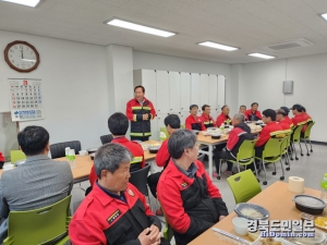 박현국 봉화군수가 산불전문진화대원들과의 오찬 자리에서 안전한 진화작업을 당부하고 있다.