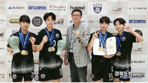 여자 대학부 4인조 쿼드경기에서 우승 후 기념 촬영하는 이영익교수와 선수들.