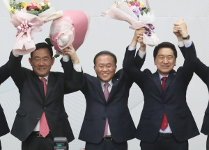 김기현 국민의힘 대표와 윤재옥 신임 원내대표, 주호영 전임 원내대표가 7일 서울 여의도 국회에서 열린 ‘2023 원내대표 선출 의원총회’에서 기념촬영을 하고 있다. 뉴스1