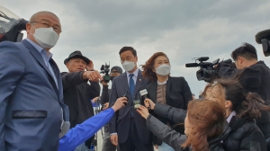 더불어민주당 후쿠시마오염수방출저지대응단이 7일 일본 후쿠시마 원전 오염 현장에서 취재진들의 질문에 답하고 있다. 뉴스1